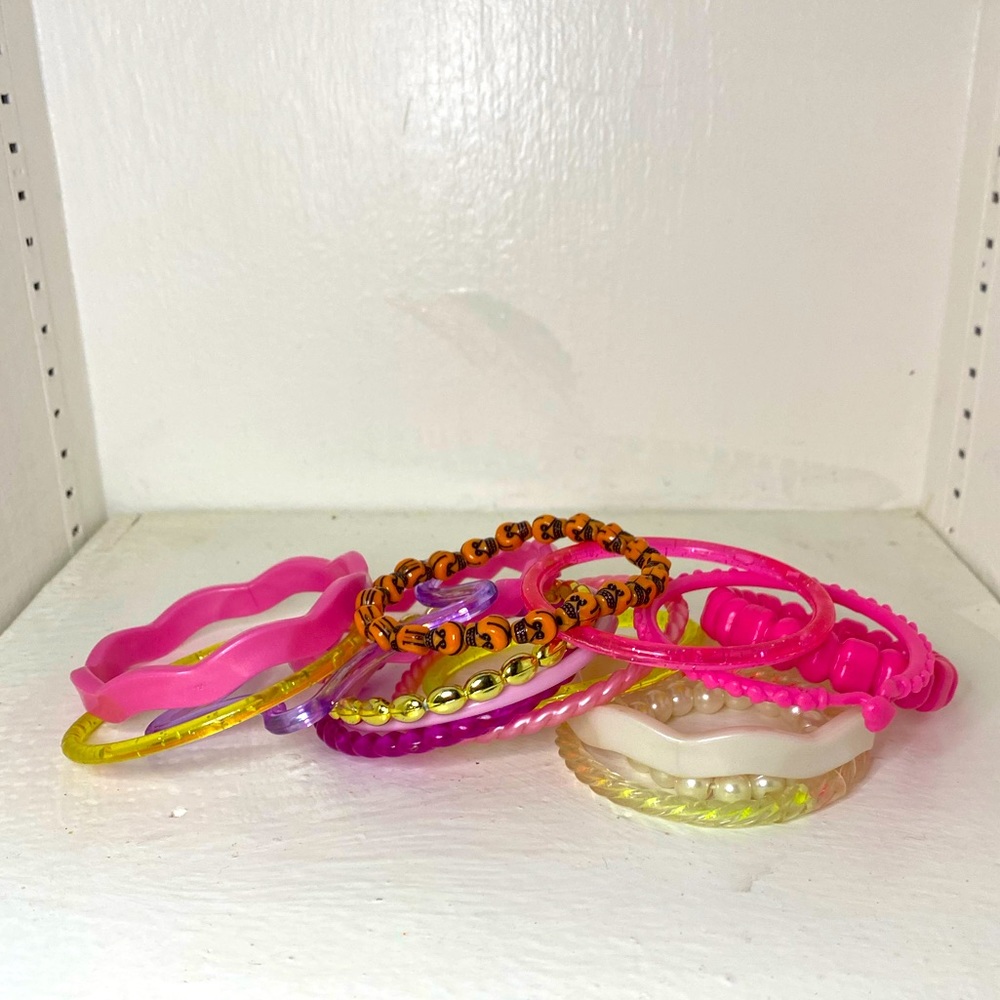 A bundle of 16 plastic bracelets